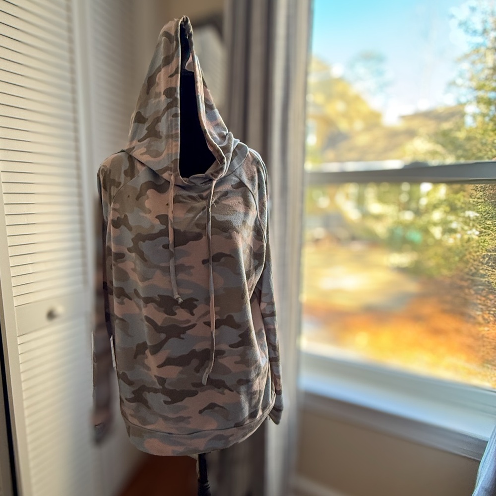 Tarte Lounge Wear ~ Camo Pink. Hoodie & Shorts Set
